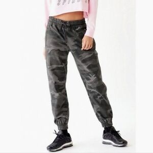Aritzia TNA Alix Pant jogger in a grey camouflage print
